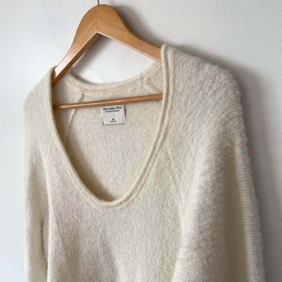 Abercrombie Eyelash Soft  Cozy V-Neck Slouchy Sweater White Sz Medium - Picture 8 of 11